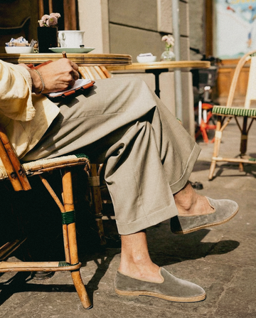 Man wearing Brigati Gondolieri friulane shoes at an Italian café terrace